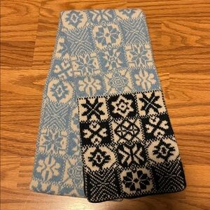 Robert Mackie of Scotland blue snowflake 100% wool scarf 69x7 in